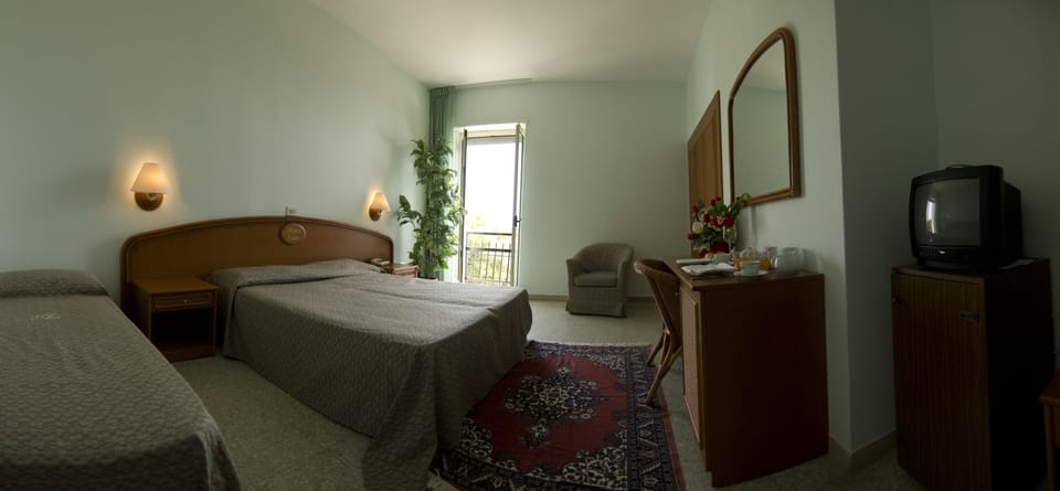 Triple Room, Sea View | Minibar, desk, cribs/infant beds, bed sheets