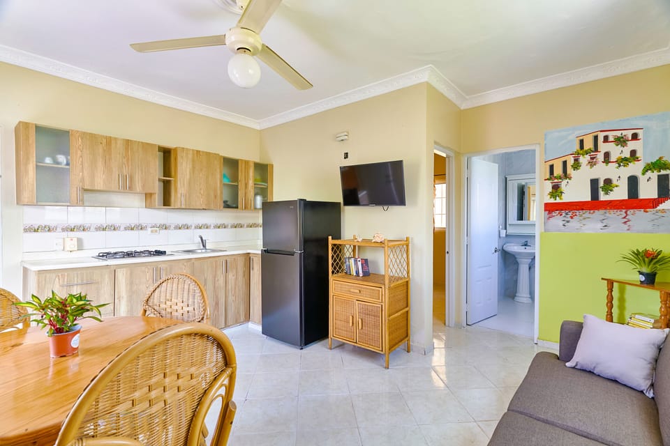 Superior Apartment, 1 Bedroom | Private kitchen | Microwave