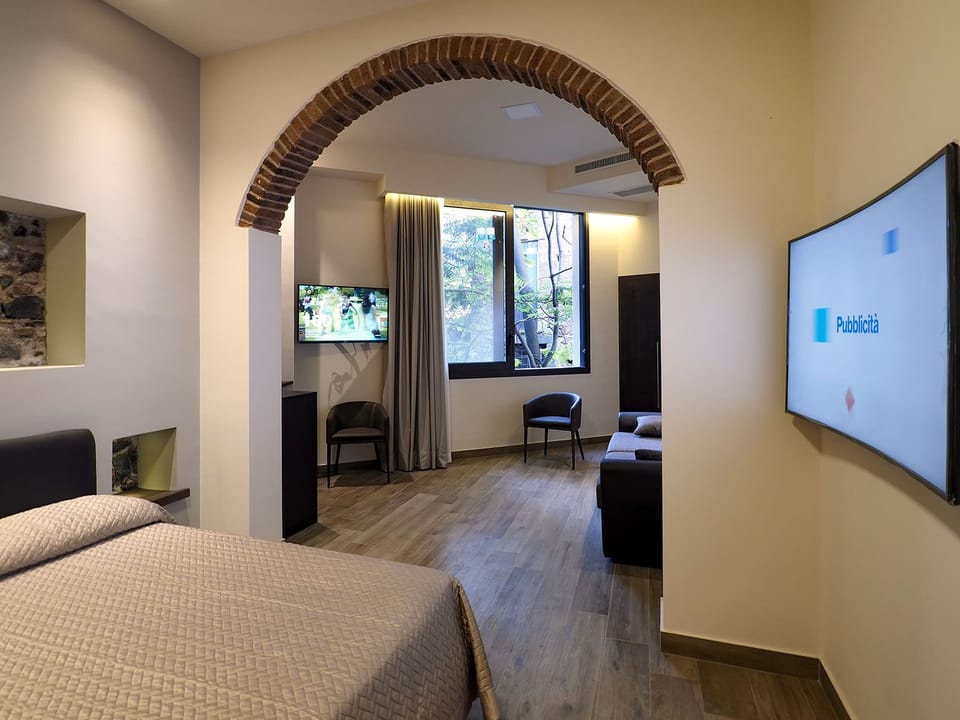 Panoramic Suite | Minibar, in-room safe, desk, blackout drapes