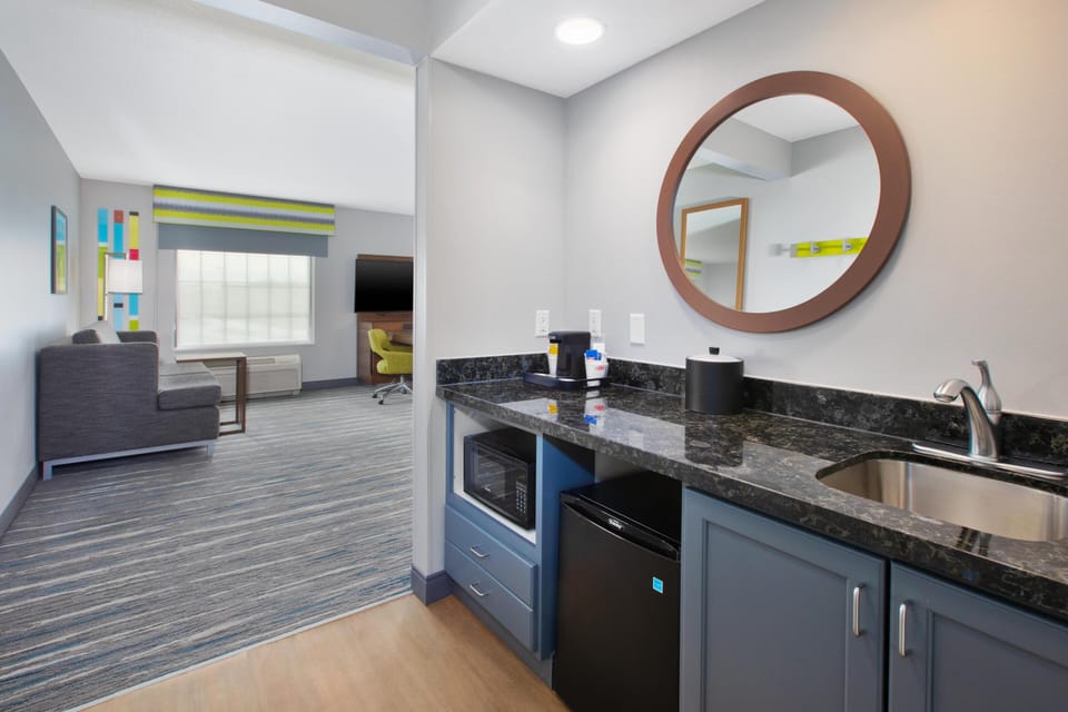 Studio Suite, 2 Queen Beds | Minibar