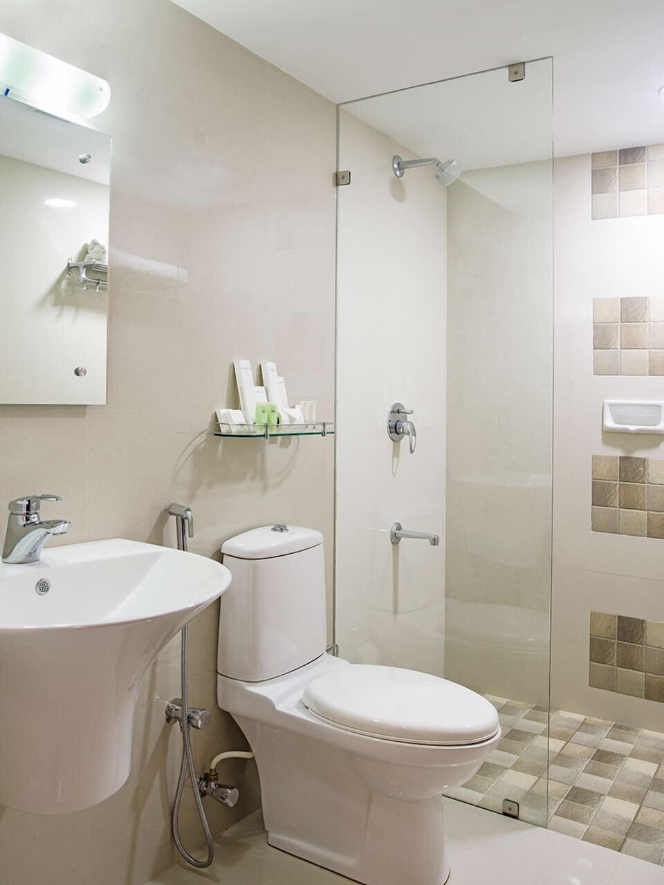 Shower, free toiletries, bathrobes, towels