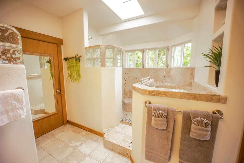 Standard Suite, 1 King Bed, Private Bathroom, Garden View | Bathroom | Free toiletries, hair dryer, towels