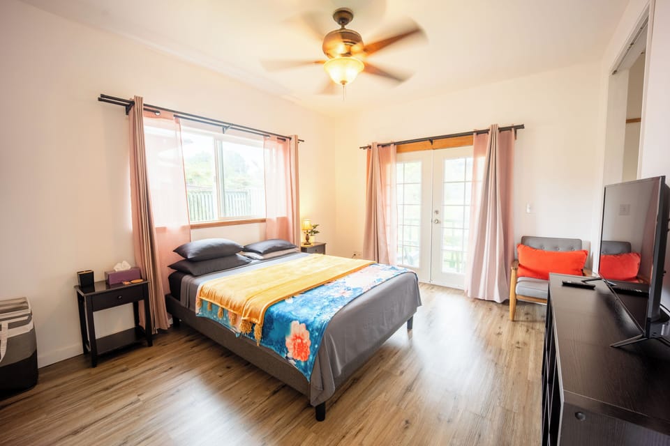 Economy Double Room, 1 Queen Bed, Shared Bathroom, Garden View | Free WiFi, bed sheets
