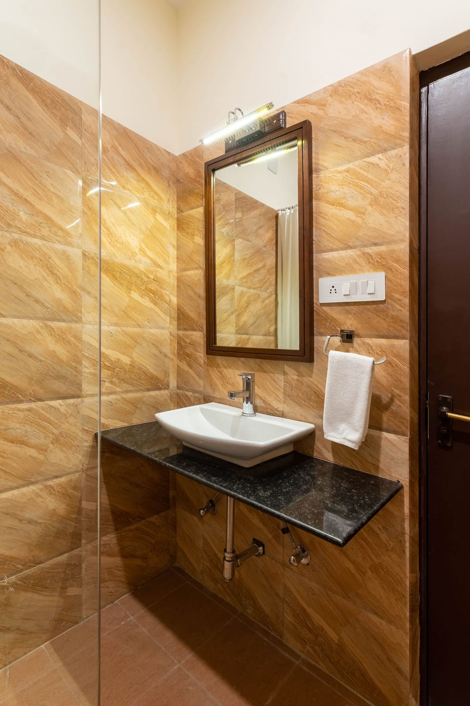 Shower, free toiletries, towels