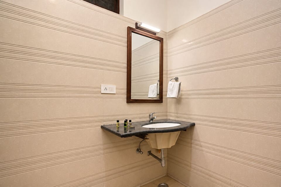 Boutique Deluxe Room - Non Lake Facing | Bathroom | Shower, free toiletries, towels
