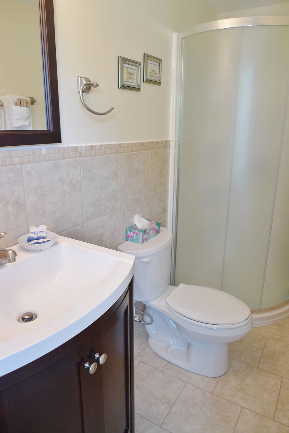 Room, 1 King Bed | Bathroom | Free toiletries, hair dryer, slippers, towels