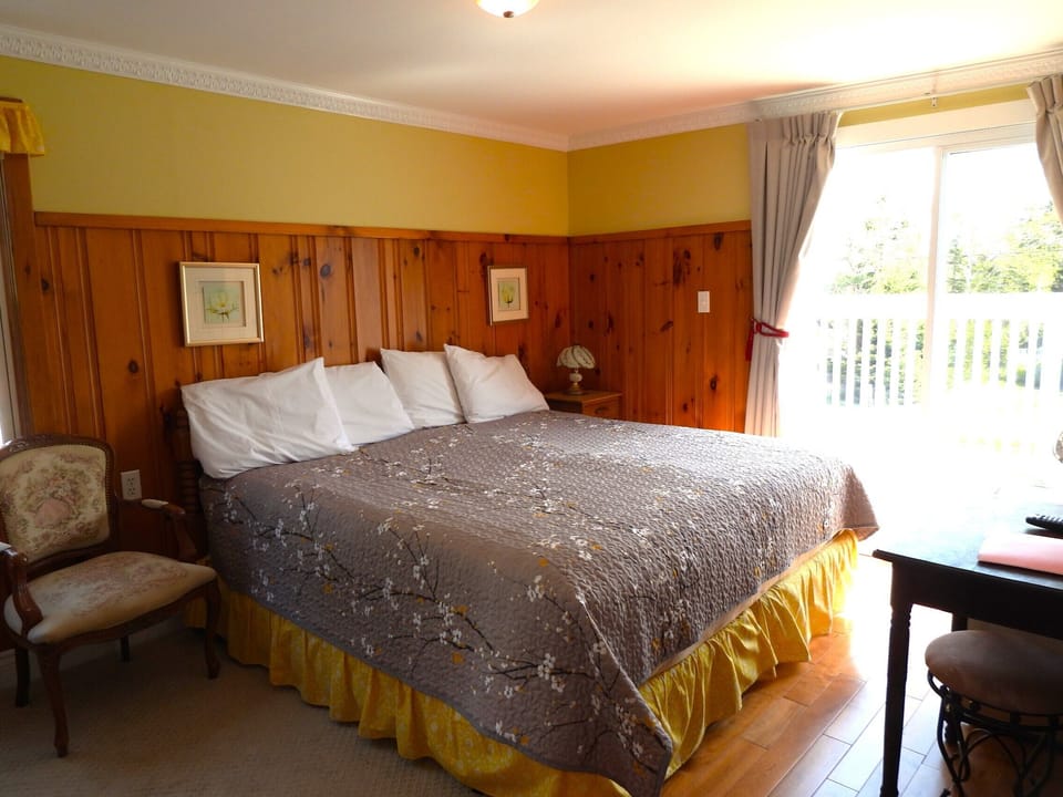 Room, 1 King Bed | Individually decorated, individually furnished, blackout drapes