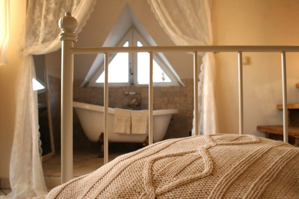 Vanilla Apartment | Hypo-allergenic bedding, iron/ironing board, cribs/infant beds
