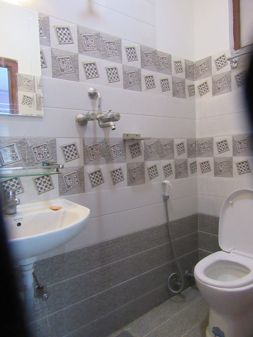 Volunter Room, Shared Bathroom | Bathroom | Shower, rainfall showerhead, slippers, towels