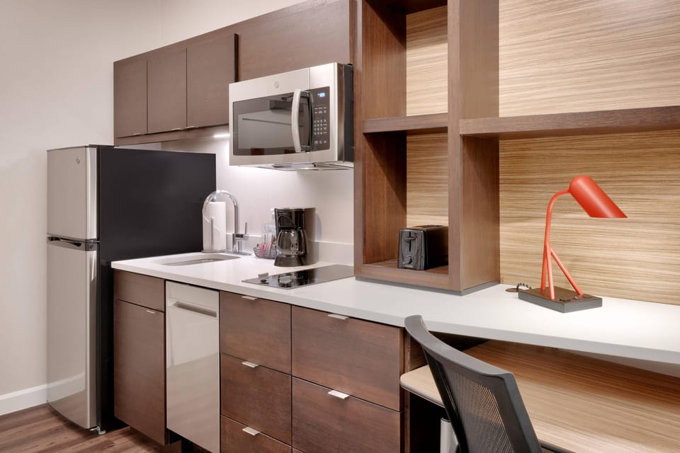 Full-size fridge, microwave, stovetop, dishwasher