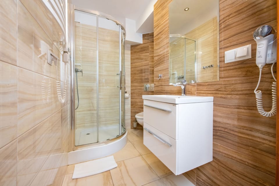 Shower, free toiletries, hair dryer, towels