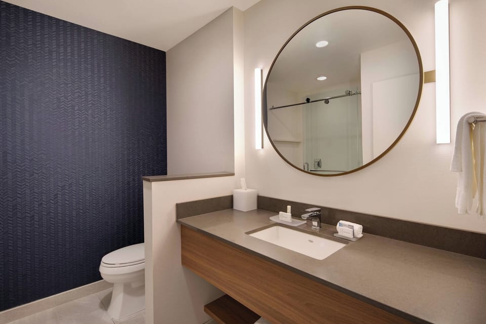 Combined shower/tub, hair dryer, towels