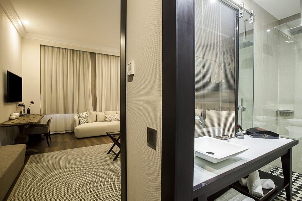 Superior Twin Room, 2 Twin Beds | Minibar, in-room safe, desk, blackout drapes