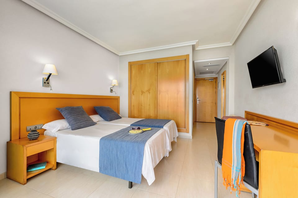 In-room safe, desk, WiFi (free), bed sheets