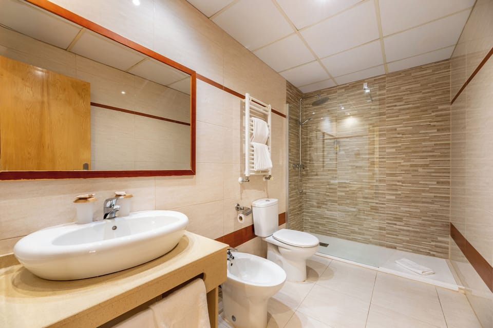 Twin Room | Bathroom | Shower, hair dryer, towels