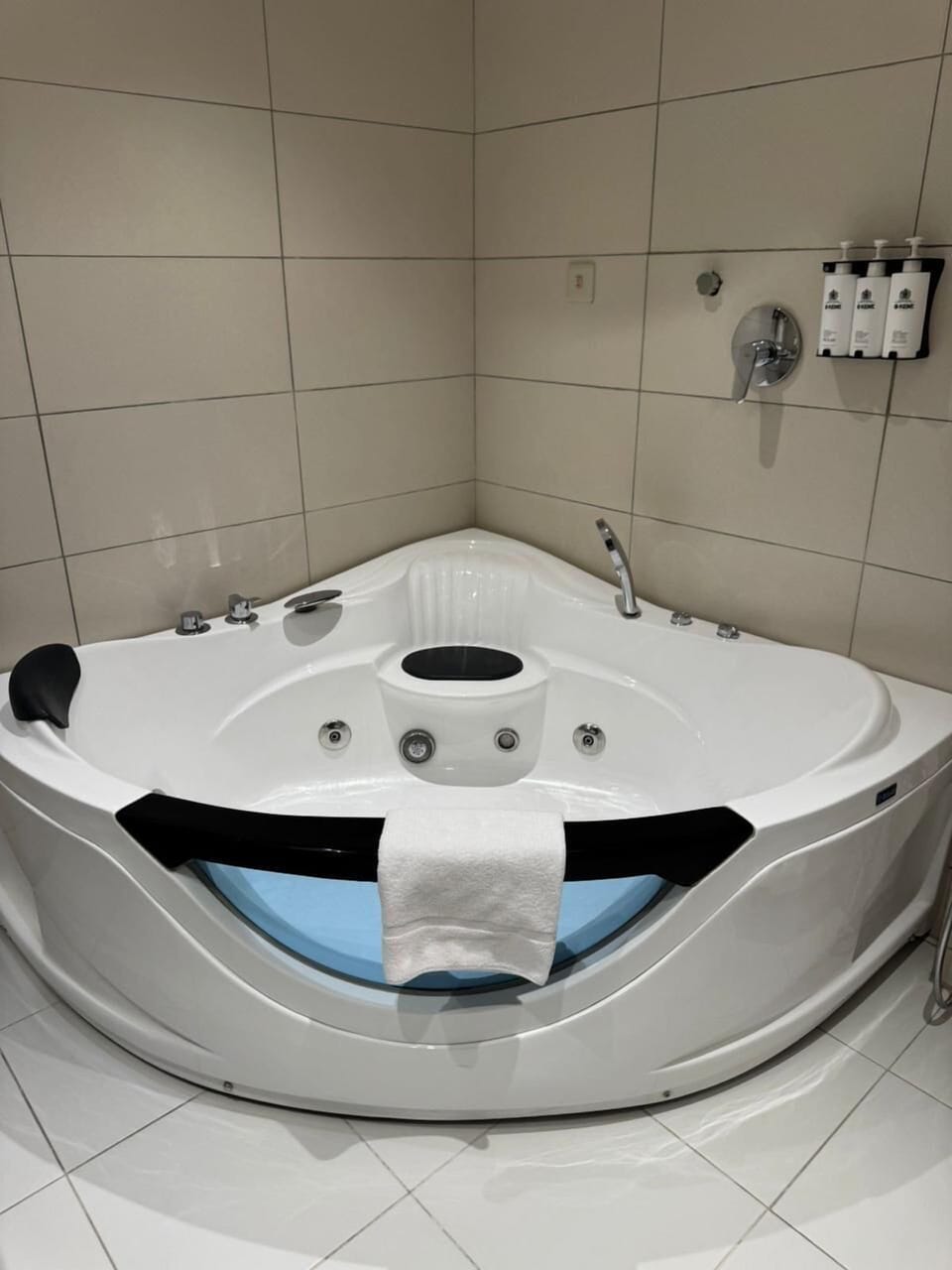 Deluxe Room | Bathroom | Free toiletries, hair dryer, bathrobes, slippers