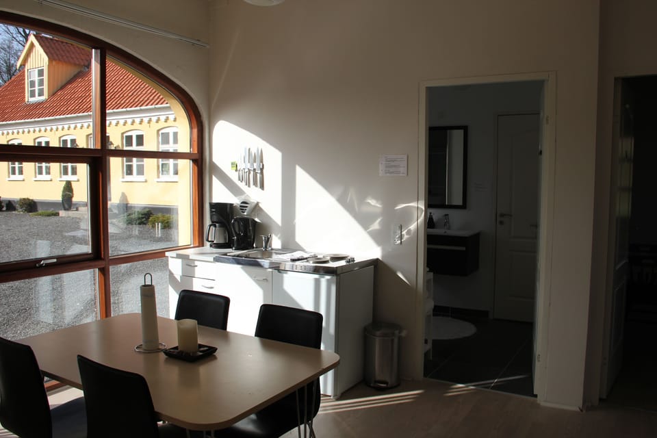 Double Room, Shared Bathroom | In-room dining