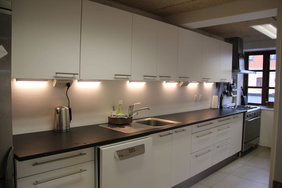 Stovetop, coffee/tea maker, cookware/dishes/utensils