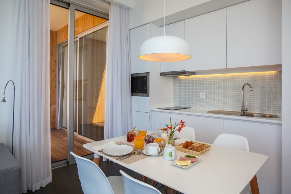 Deluxe Apartment, 1 Bedroom | Private kitchenette | Fridge, microwave, stovetop, espresso maker