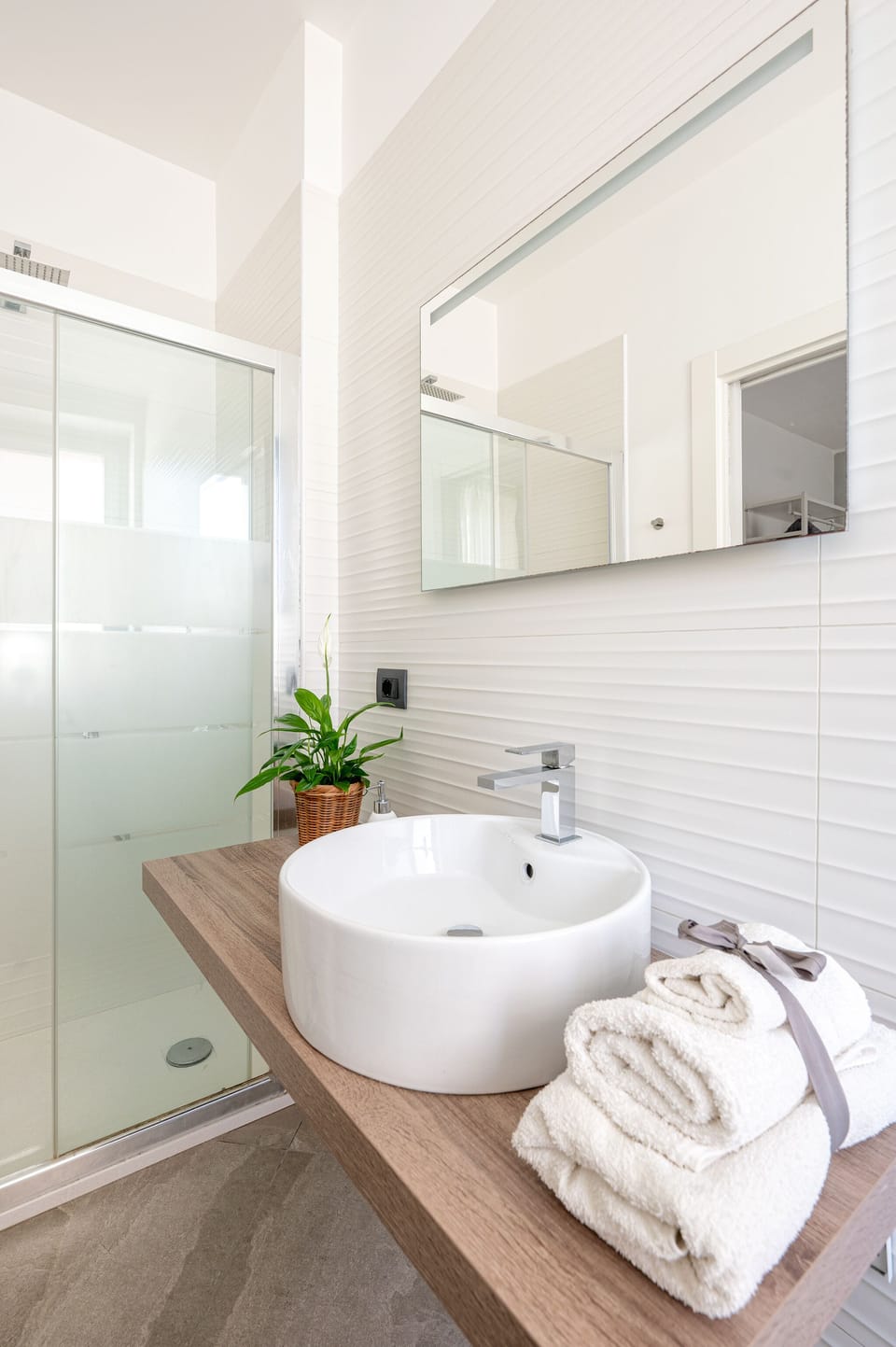 Deluxe Double Room | Bathroom | Shower, free toiletries, hair dryer, bathrobes