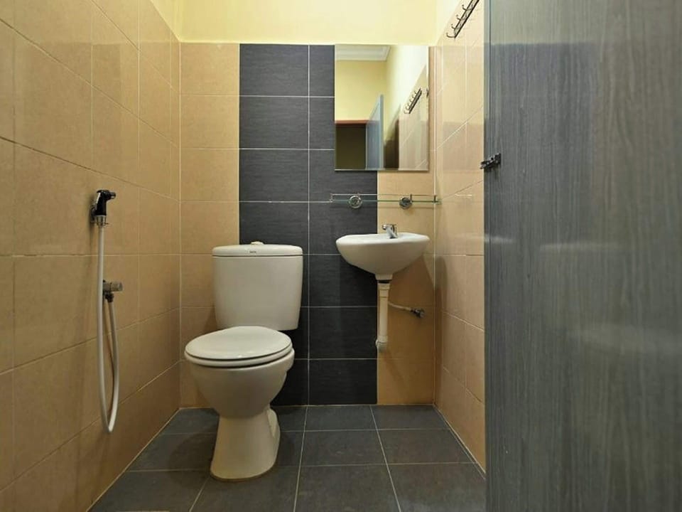 Superior Suite | Bathroom | Shower, free toiletries, towels