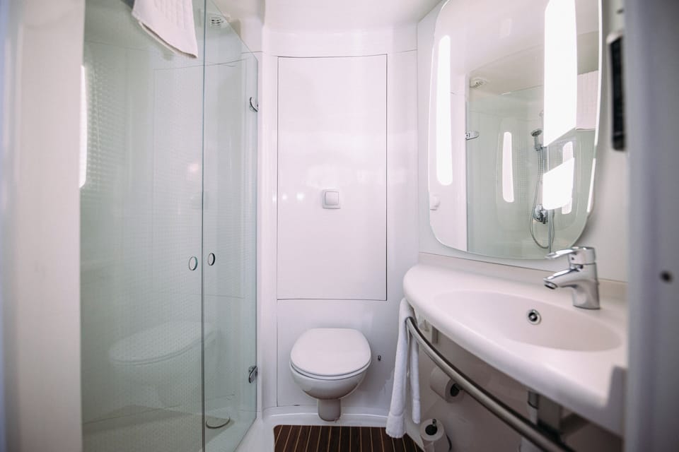 Room, 1 Double Bed, Accessible (Accessible) | Bathroom | Shower, eco-friendly toiletries, hair dryer, towels