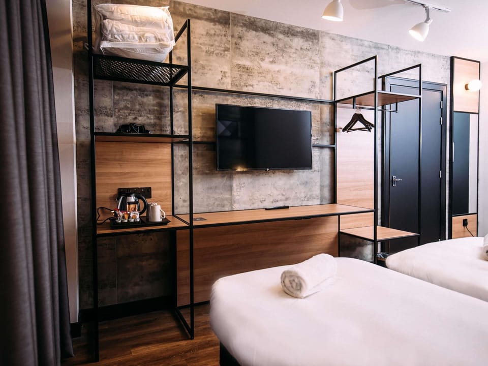 Twin Room, 2 Twin Beds | Desk, iron/ironing board, free WiFi, bed sheets