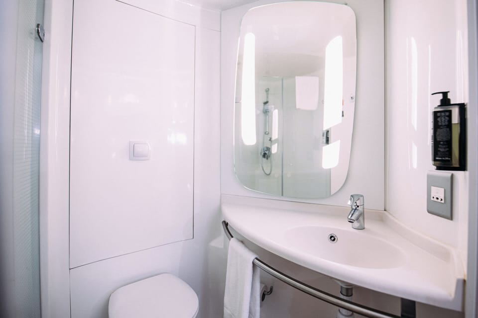 Room, 1 Double Bed, Accessible (Accessible) | Bathroom | Shower, eco-friendly toiletries, hair dryer, towels
