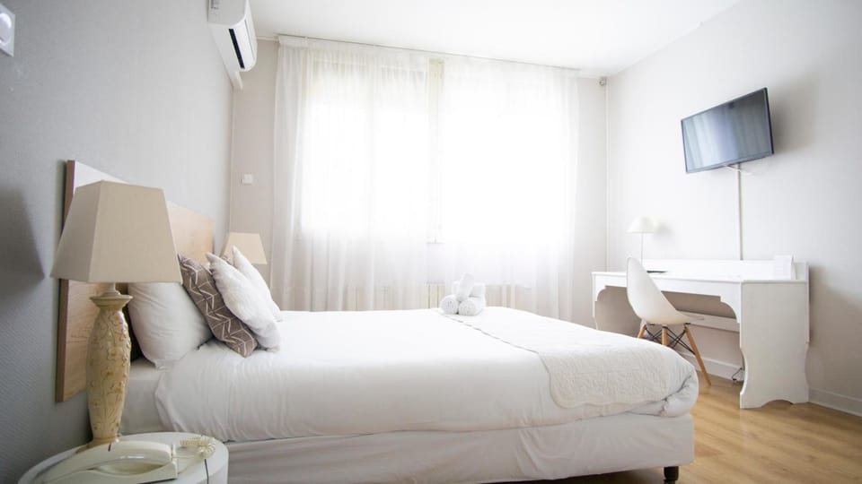 Desk, blackout drapes, iron/ironing board, free WiFi