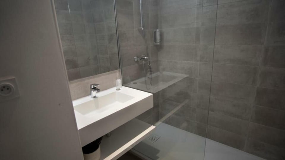 Bathtub, free toiletries, hair dryer, towels
