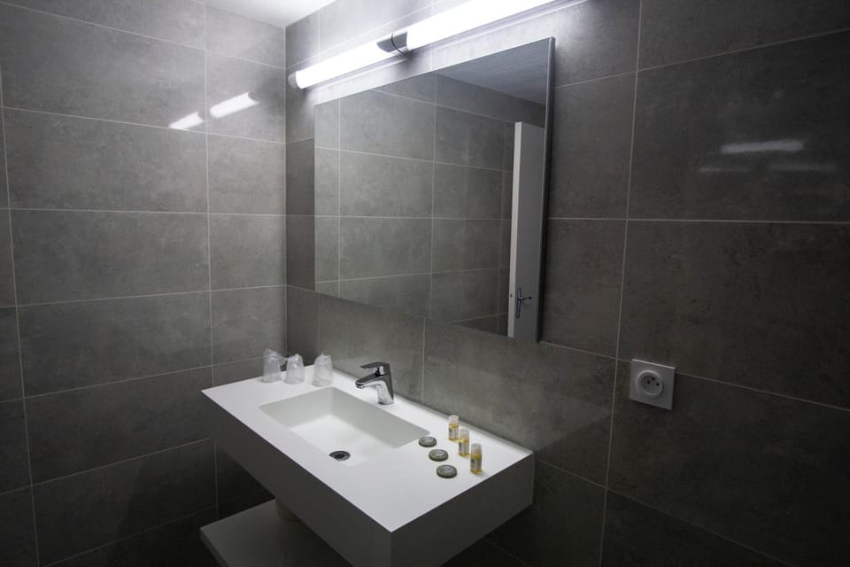 Bathtub, free toiletries, hair dryer, towels
