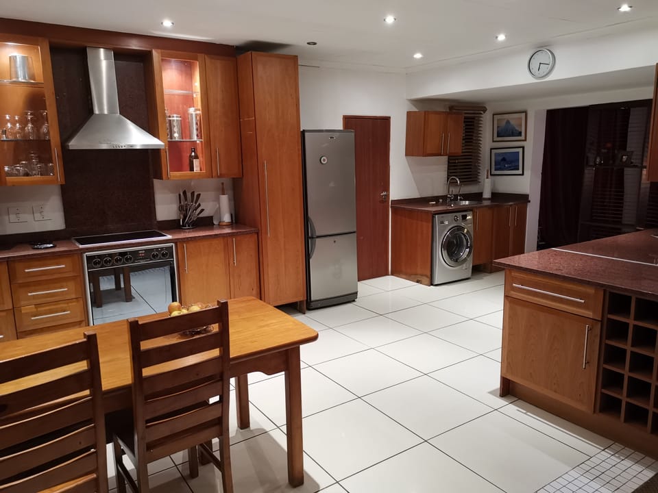 Full-size fridge, microwave, oven, coffee/tea maker