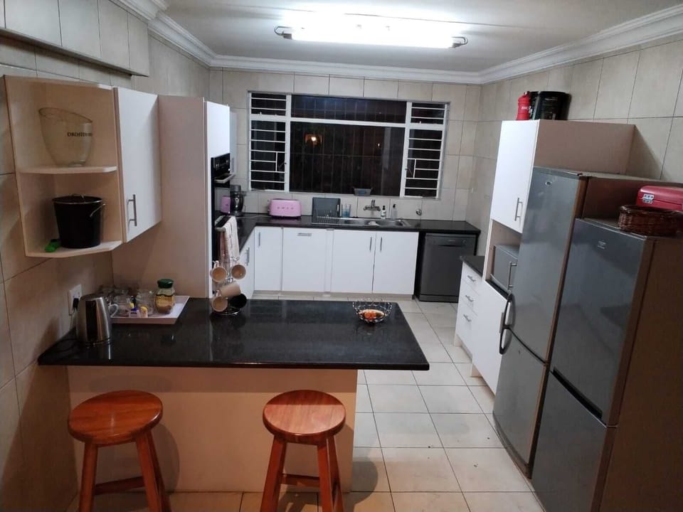 Full-size fridge, microwave, oven, coffee/tea maker
