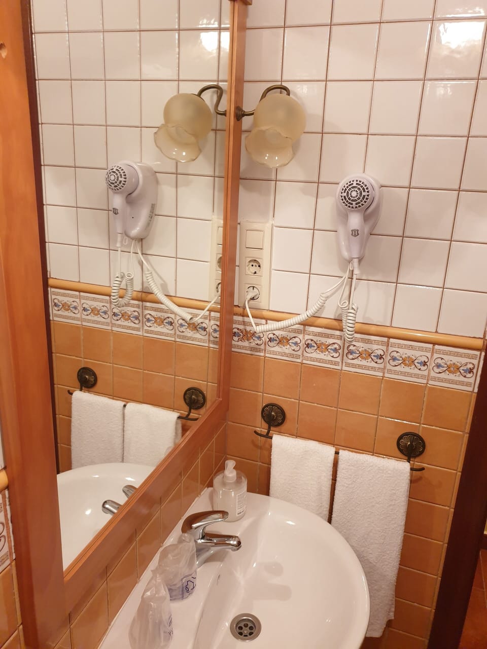 Superior Double Room, 1 Double Bed, Non Smoking | Bathroom | Free toiletries, hair dryer, towels