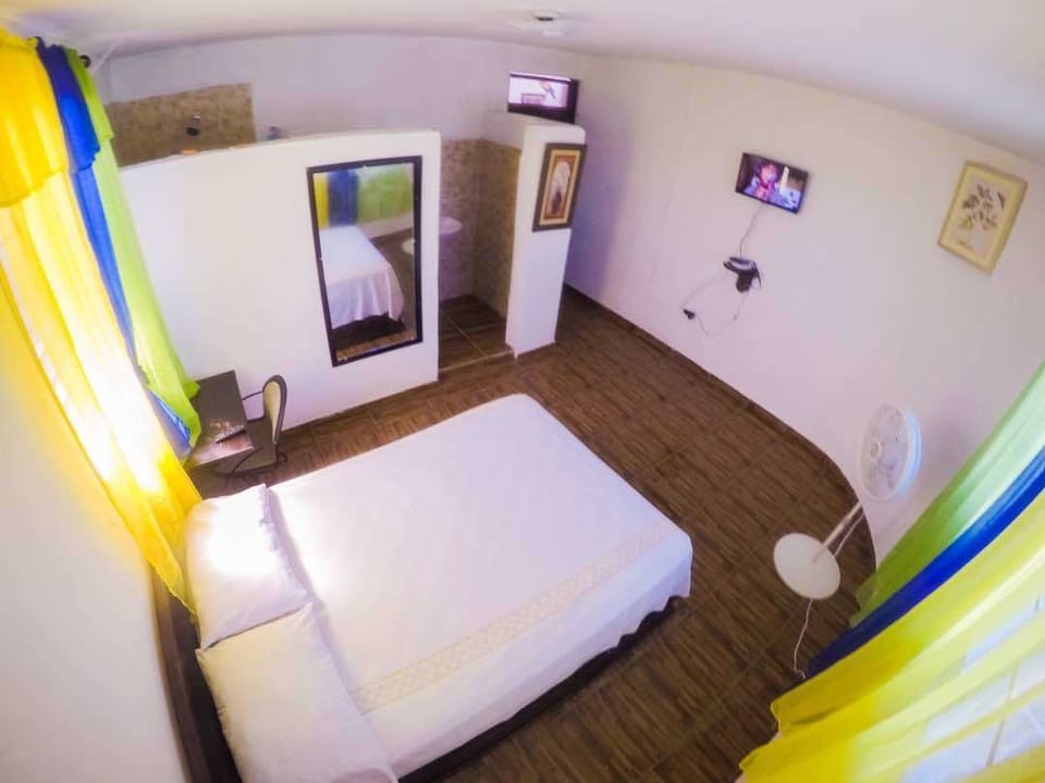 Basic Room, 1 Queen Bed, Non Smoking | Cribs/infant beds, free WiFi