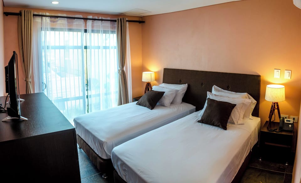 Double Room, 2 Twin Beds | Minibar, in-room safe, blackout drapes, soundproofing