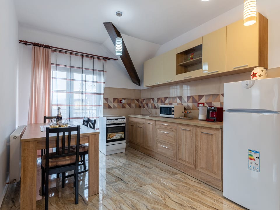 Apartment, 2 Bedrooms, Non Smoking, Balcony | In-room dining
