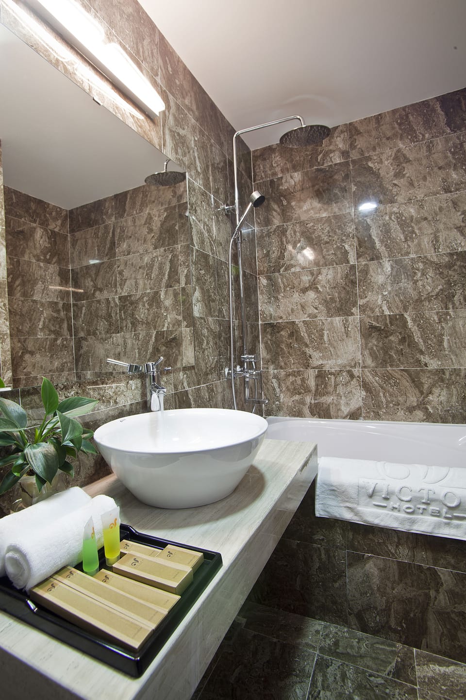 Deluxe Double or Twin Room | Bathroom sink