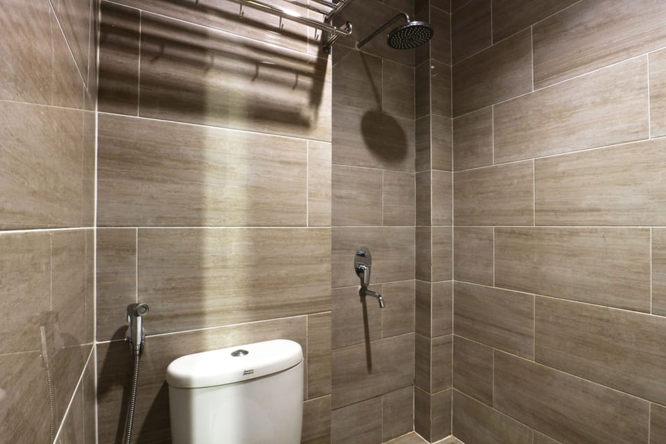Superior Room | Bathroom | Shower, bidet, towels