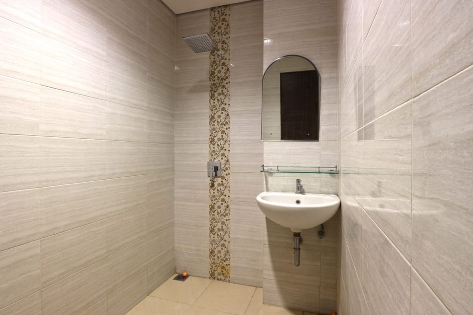 Deluxe Room | Bathroom | Shower, bidet, towels