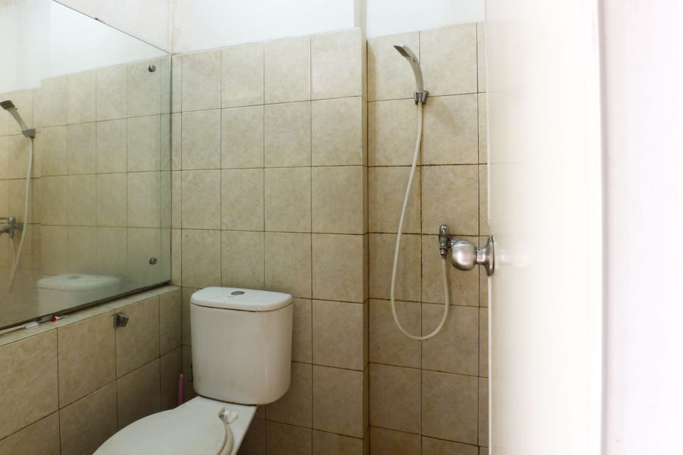 Studio | Bathroom | Shower, towels