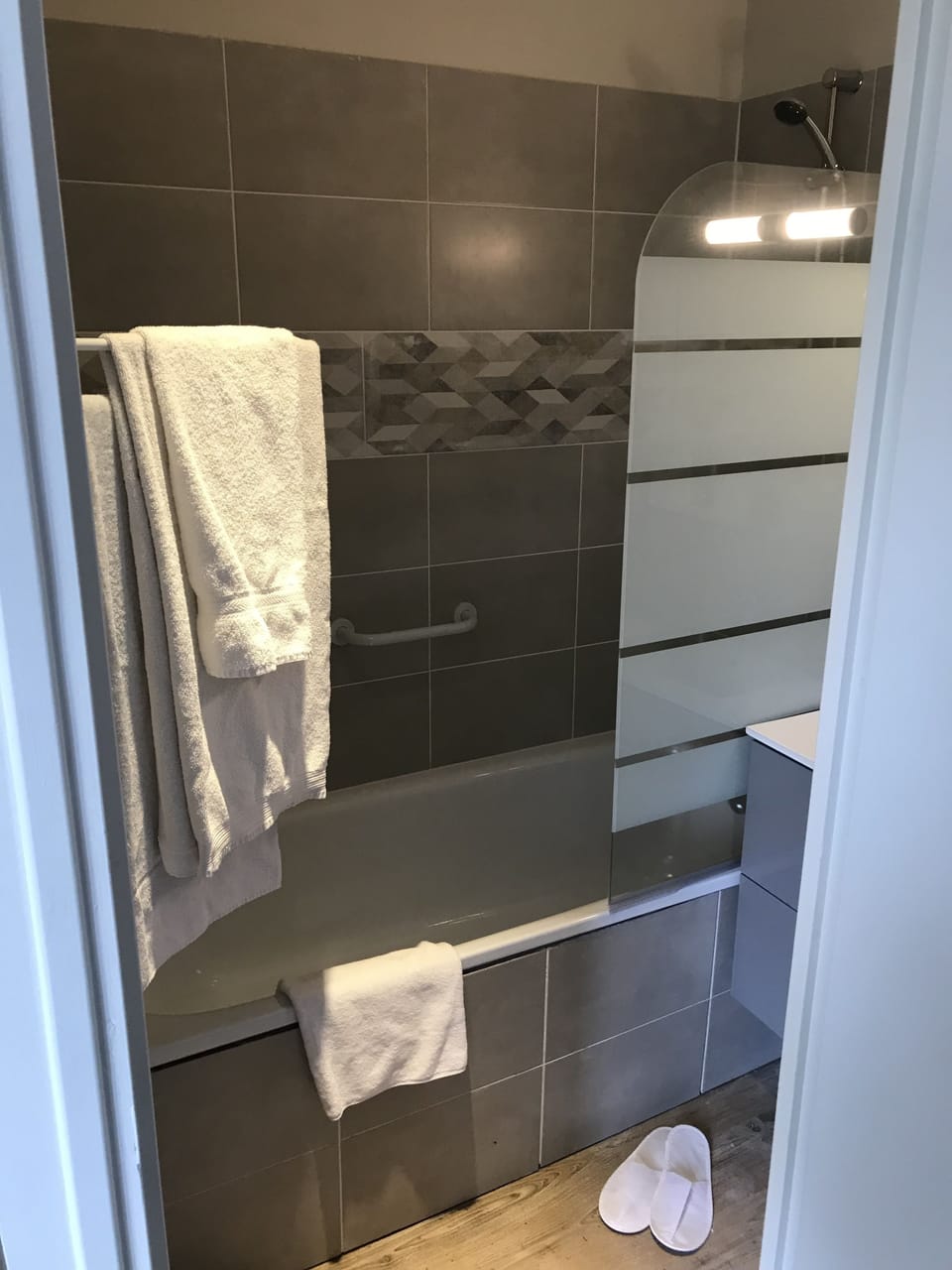 Superior Double Room | Bathroom | Shower, free toiletries, hair dryer, slippers