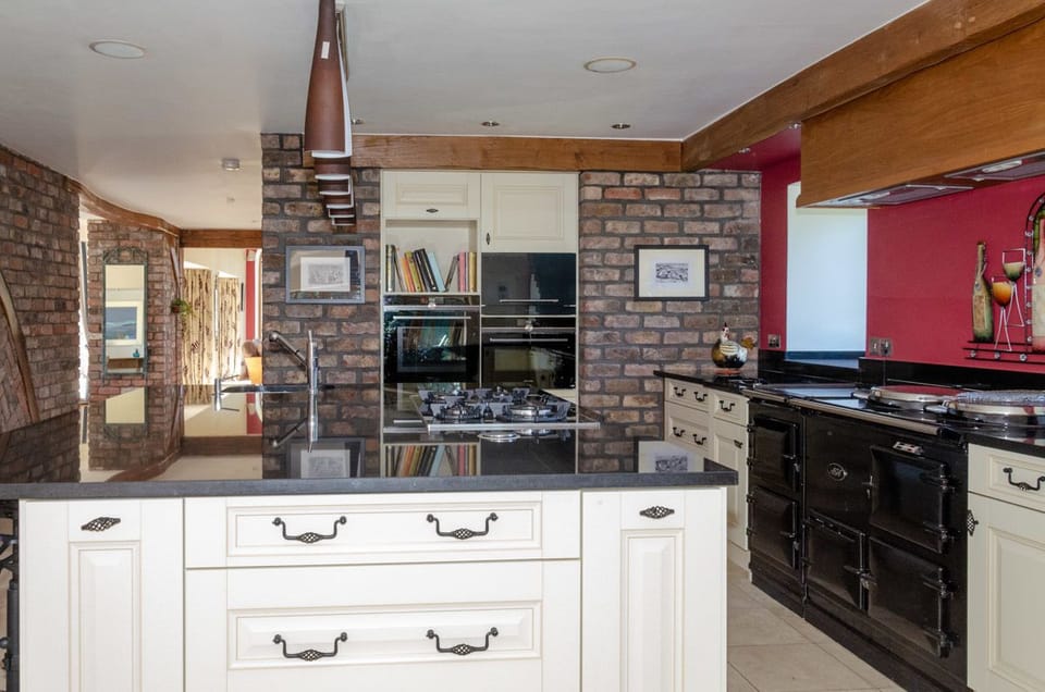 Luxury House, 3 Bedrooms, Accessible | Private kitchen | Fridge, microwave, oven, stovetop