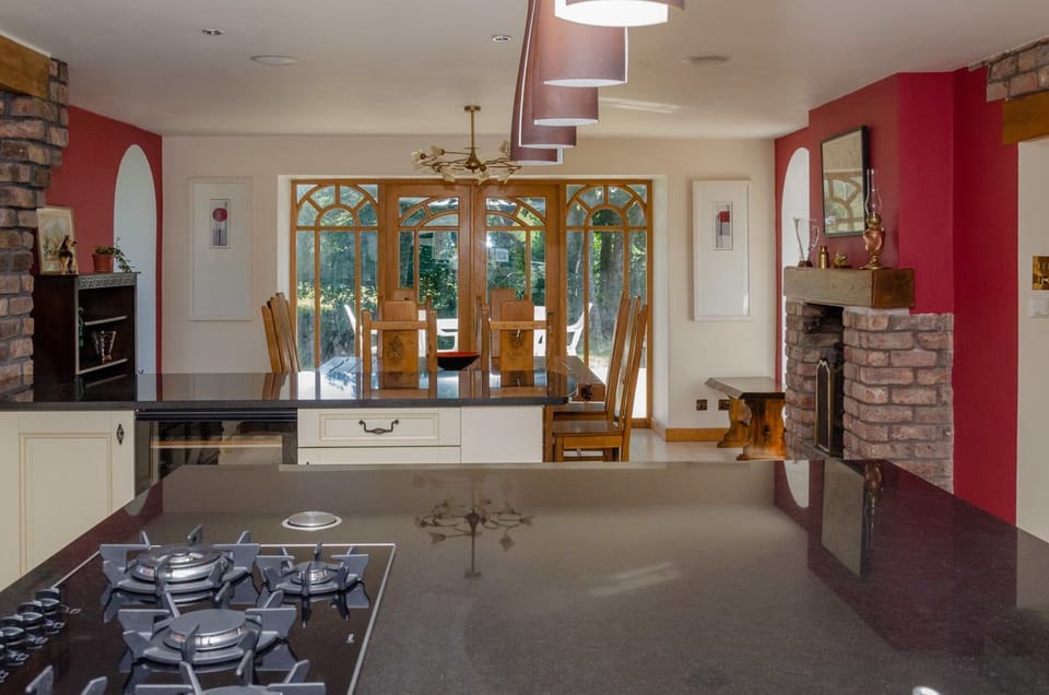 Luxury House, 3 Bedrooms, Accessible | Private kitchen | Fridge, microwave, oven, stovetop