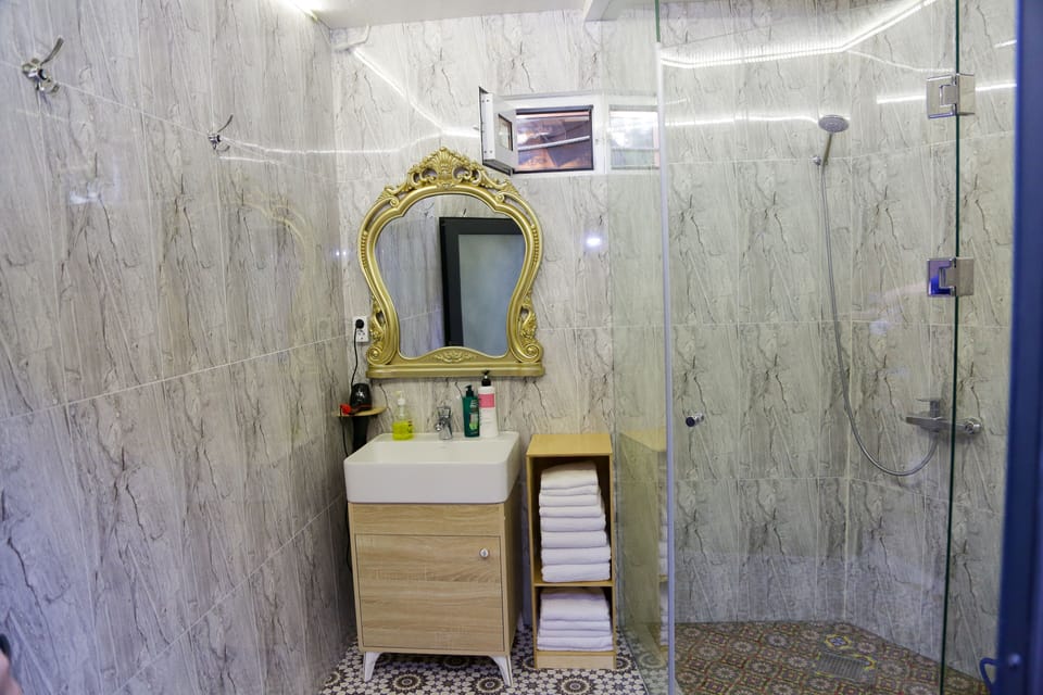 Deluxe Bungalow | Bathroom shower