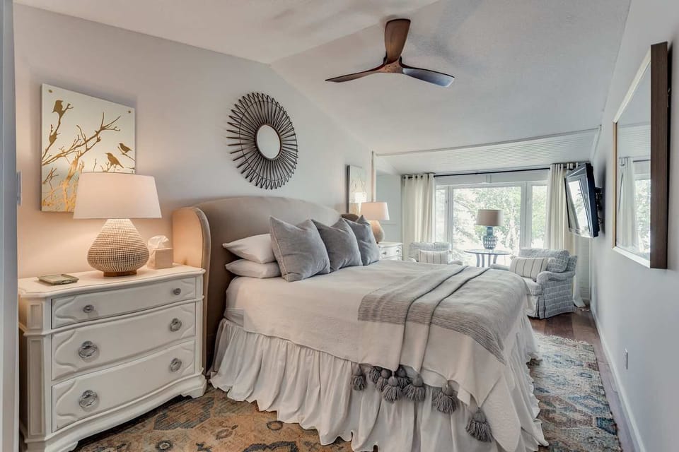 primary bedroom, king bed, overlooking water with ensuite bath and sitting area