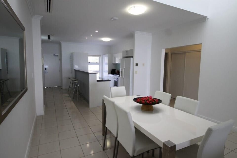 Deep Blue 15 dining and kitchen
