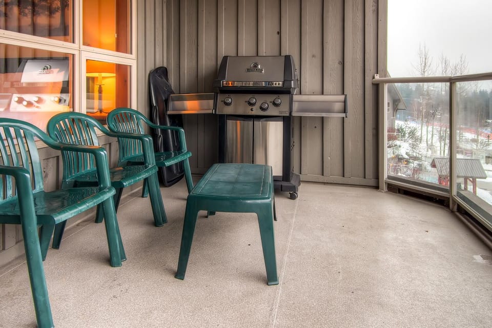 Private deck with gas BBQ