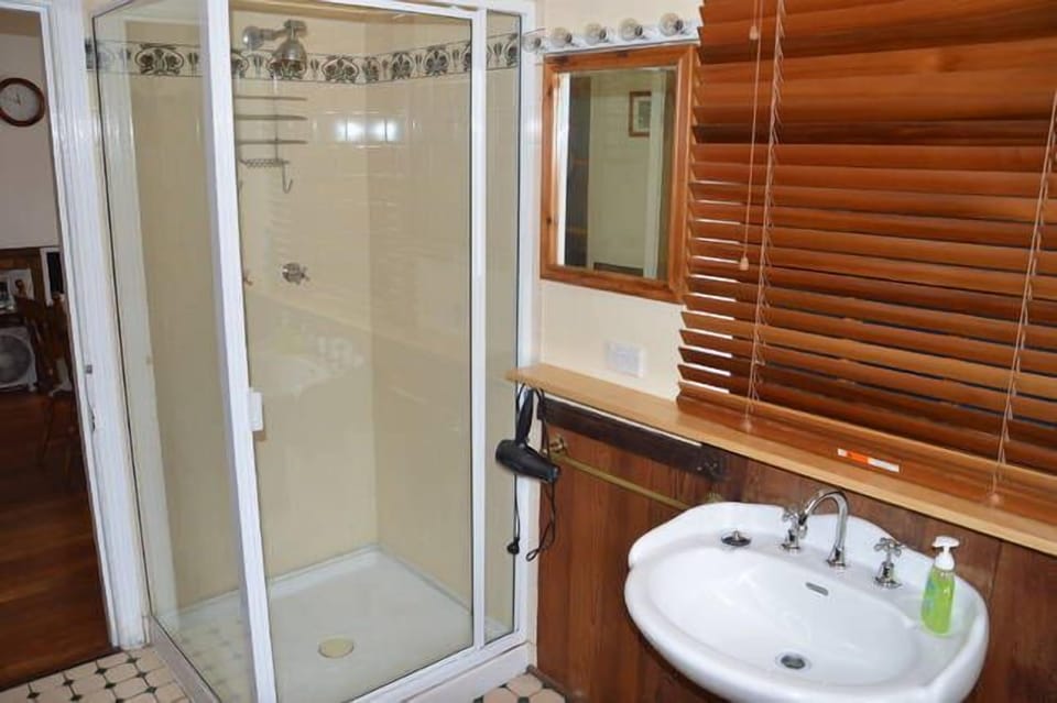 Main bathroom with shower