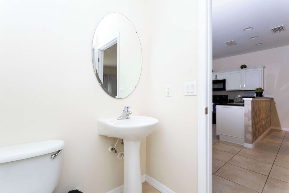 1st Floor Guest Half Bathroom – Clean & Convenient: This spotless guest bathroom on the main floor adds an extra touch of convenience, ideal for quick refreshes throughout the day.